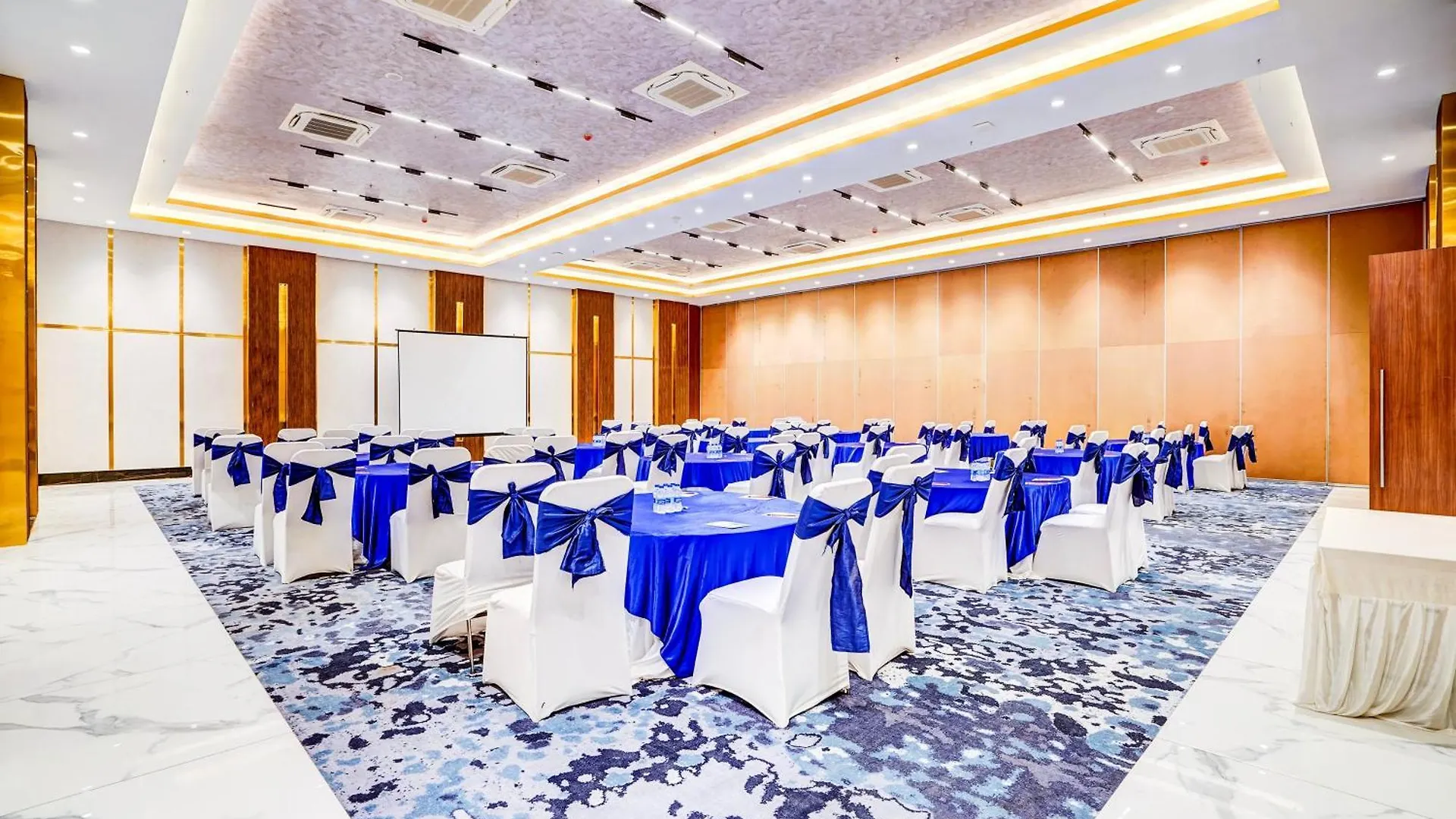 Sunday Hotels And Residences Gurgaon Indien
