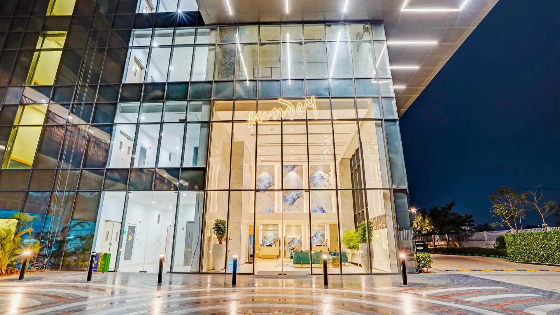 Sunday Hotels And Residences 구르가온 4*,  인도