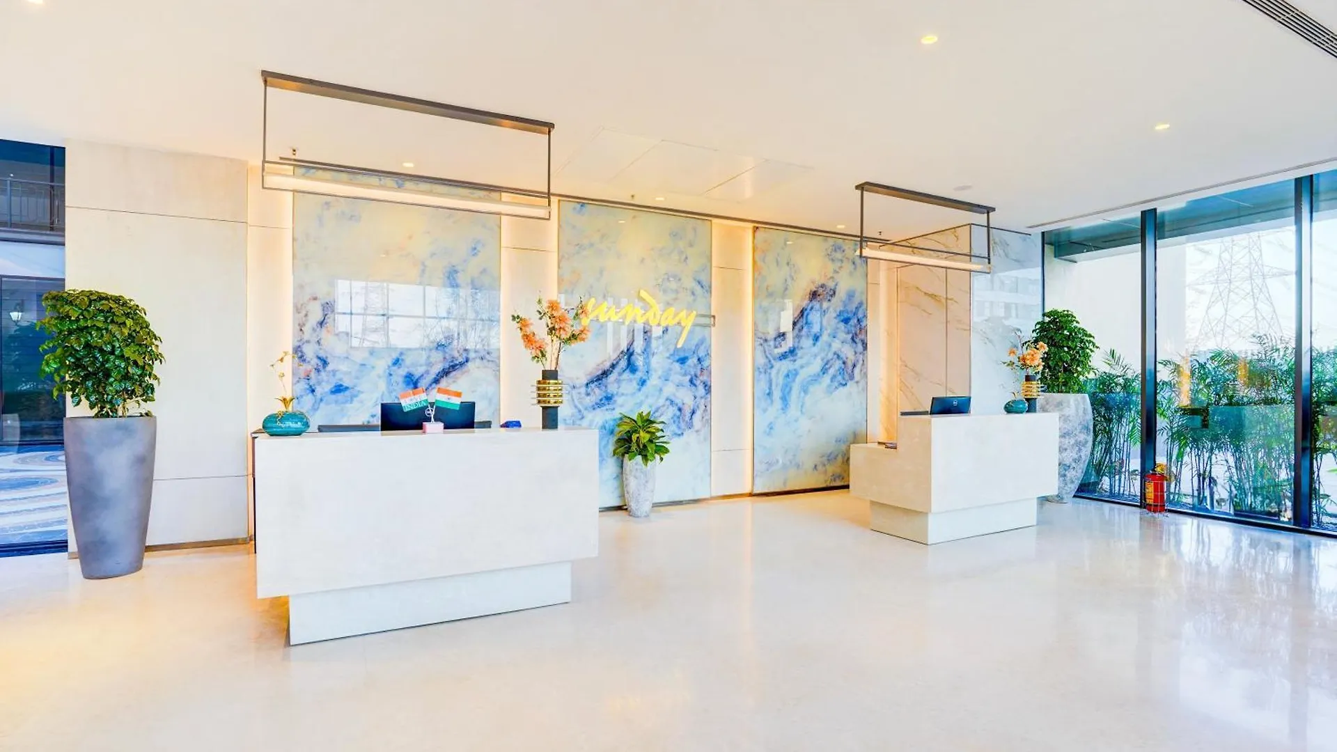 Sunday Hotels And Residences 구르가온 4*,