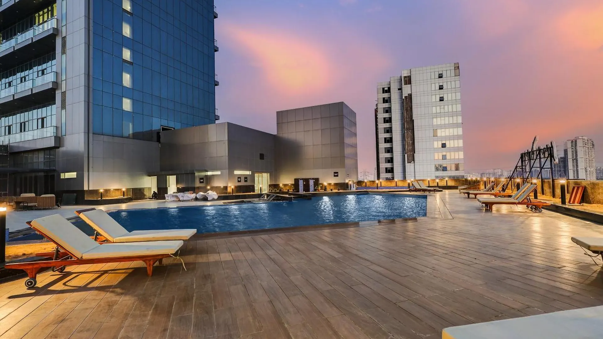 Sunday Hotels And Residences 구르가온 4*,