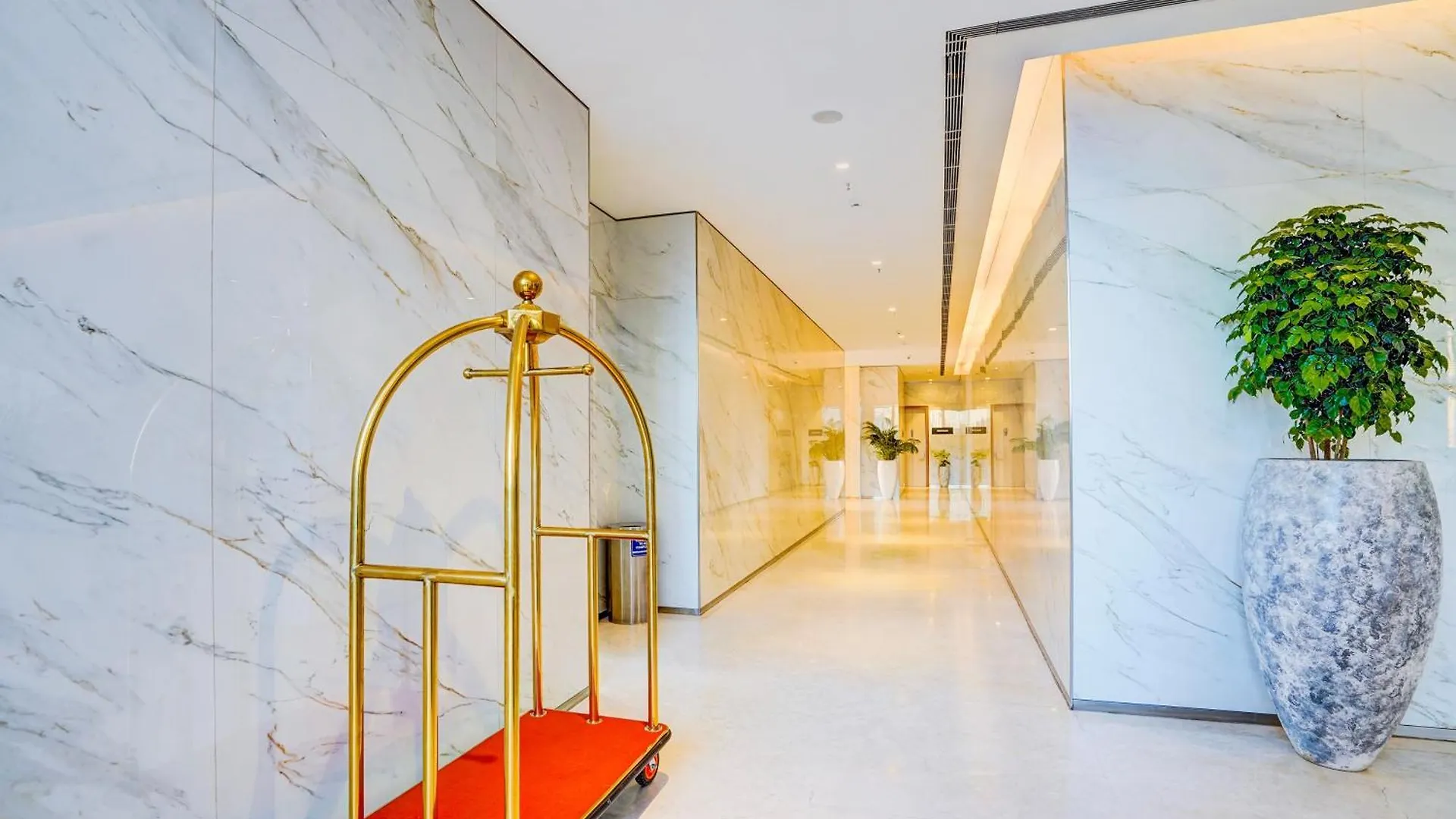 Sunday Hotels And Residences 구르가온 4*,